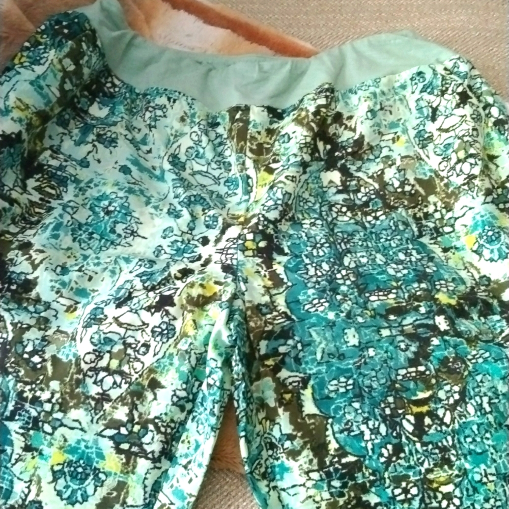 LOGO Lori Goldstein Green Print Pant sz 12 will fit  14/16 perfect. My favorite
